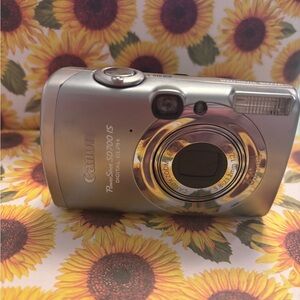 Canon PowerShot SD700 IS - Sleek Silver Finish